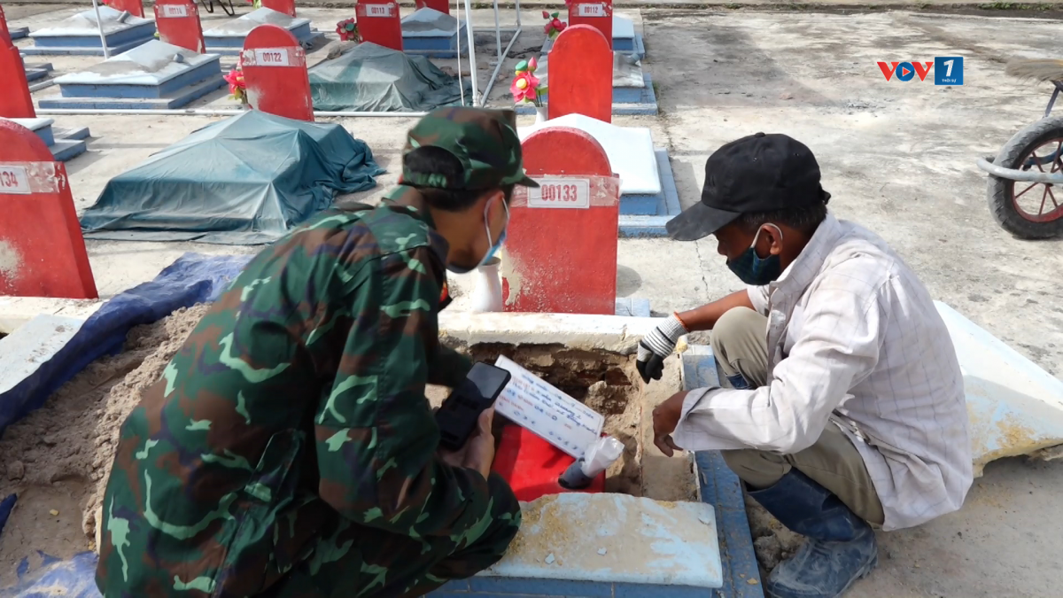 Một trong những phần mộ không thể lấy được mẫu sinh phẩm tại nghĩa trang liệt sỹ xã Đồng Xuân