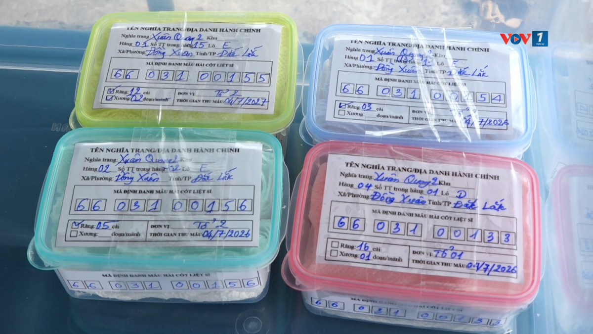 Những mẫu sinh phẩm tại các phần mộ liệt sỹ đã được lấy phục vụ công tác giám định ADN