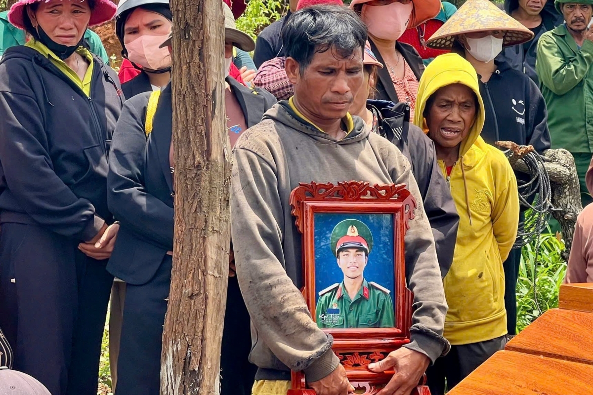 Người thân tiễn đưa Thượng sĩ Kpă Thiêp về nơi an nghỉ.