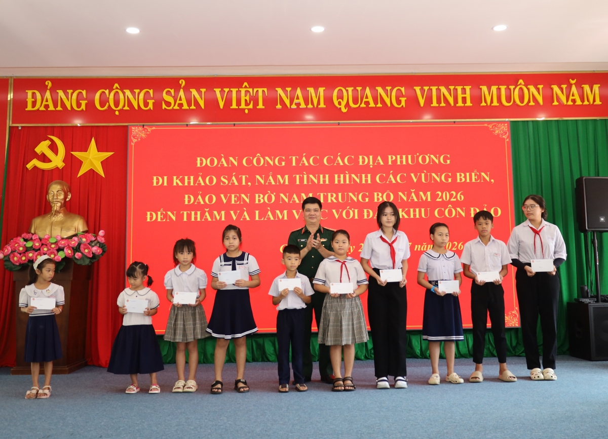 Tặng quà cho các cháu học sinh