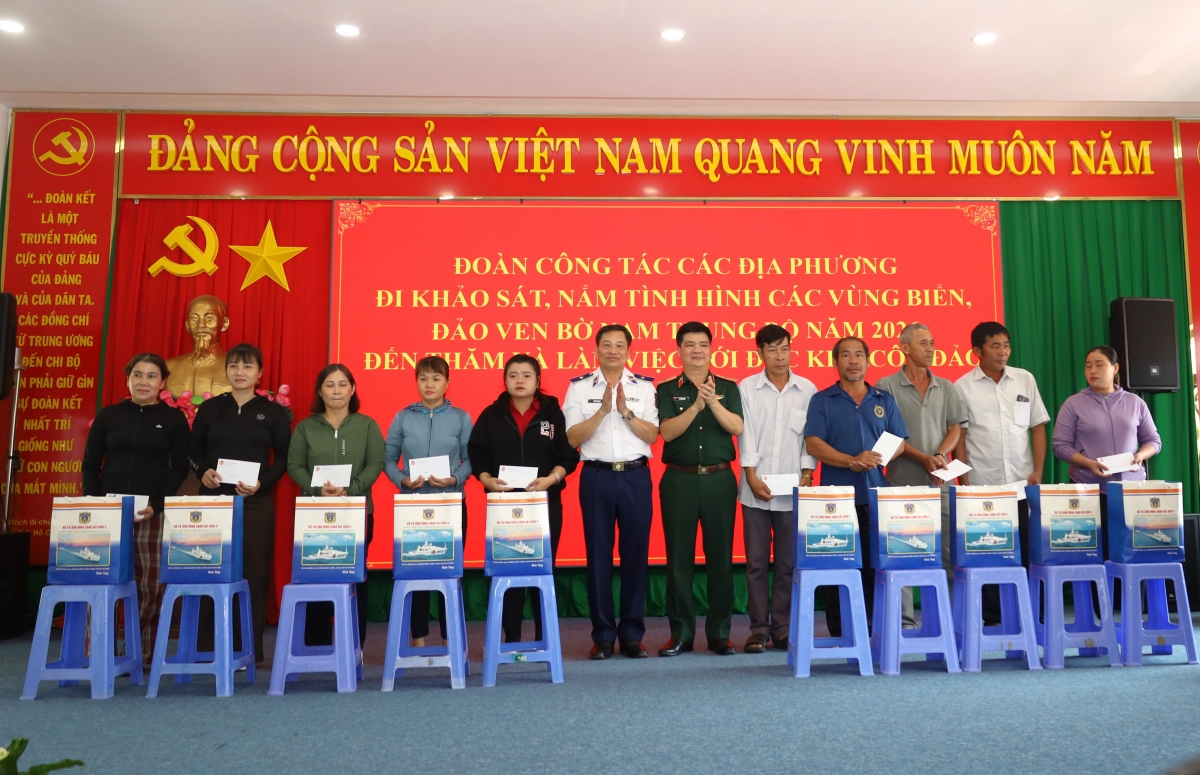Tặng quà cho gia đình chính sách