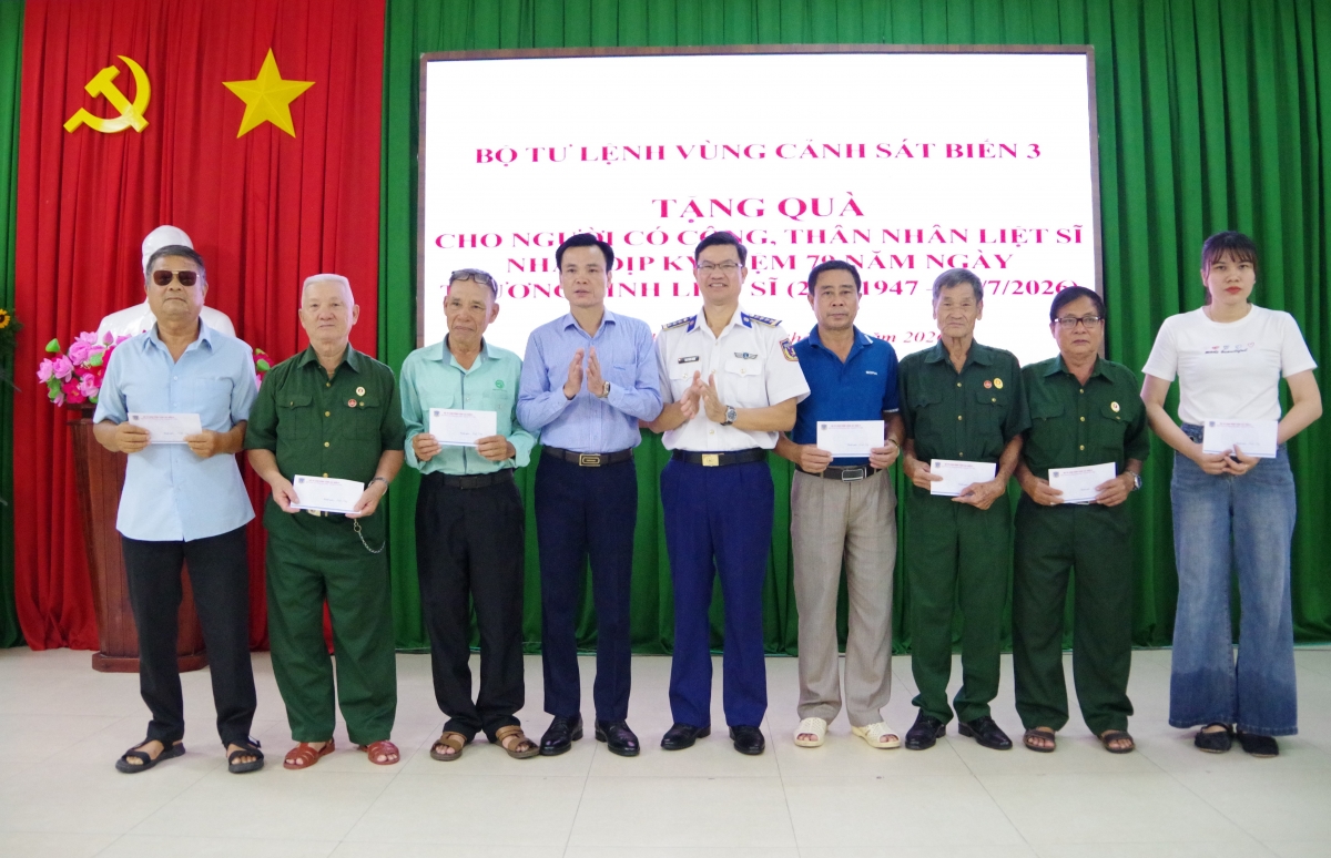 Tặng quà gia đình liệt sĩ, thương binh, người có công tại phường Phước Thắng Thành phố Hồ Chí Minh