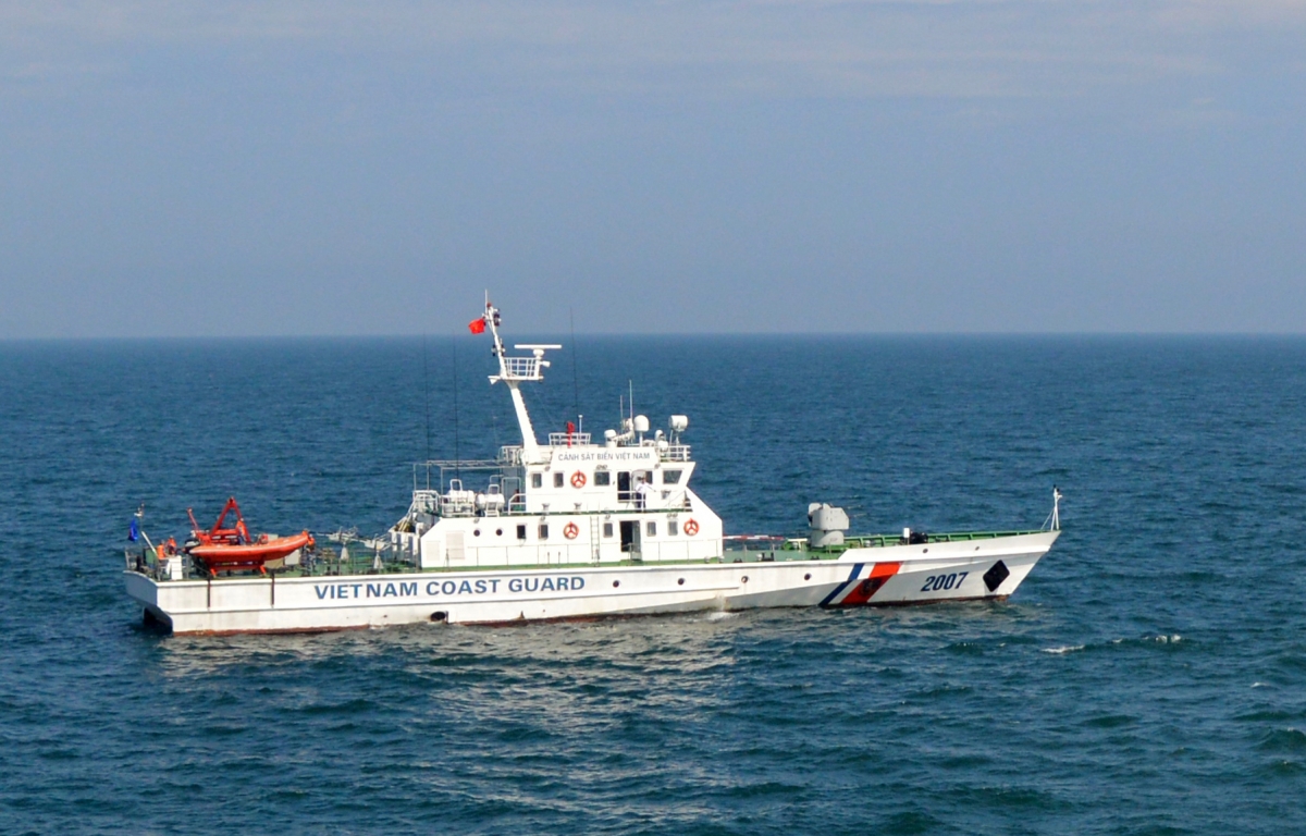 Tàu CSB 2007 làm nhiệm vụ trực SSCĐ, phòng chống IUU trên biển