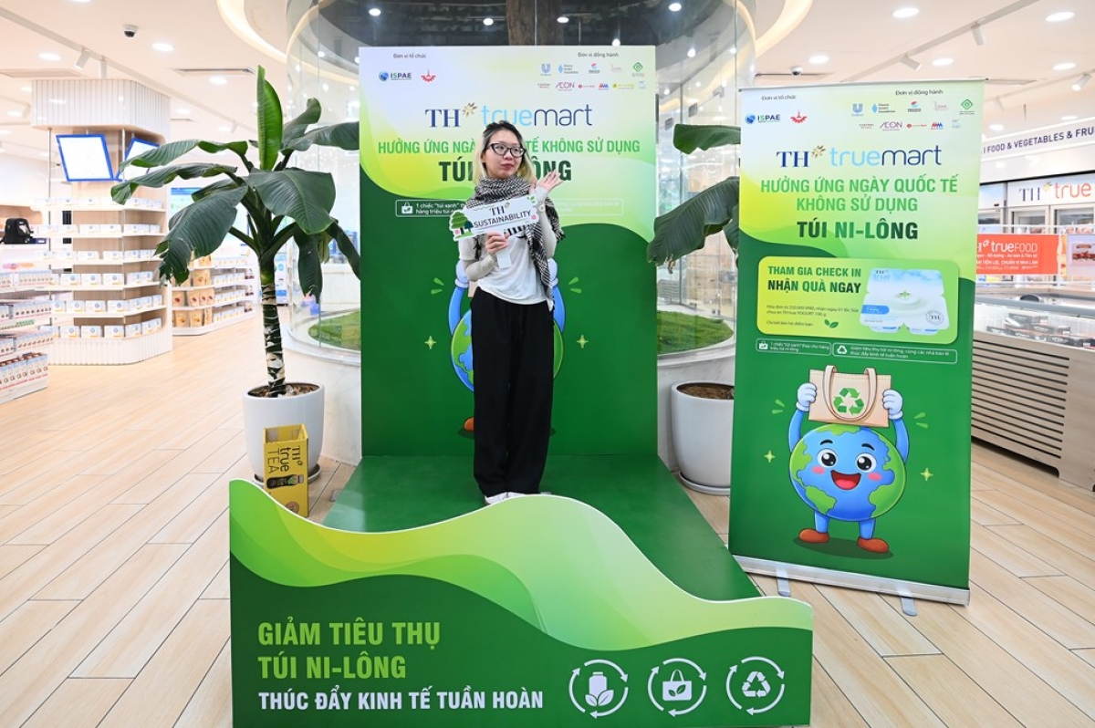 Khách hàng tham gia check-in tại cửa hàng của TH.