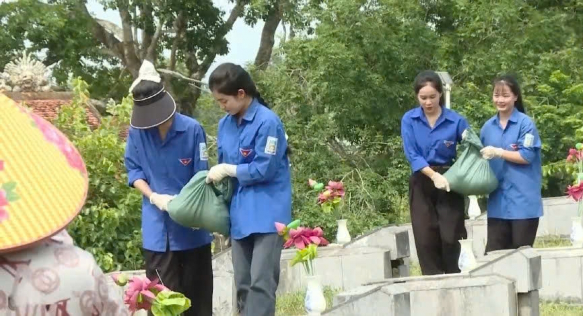 Đoàn viên thanh niên xã Tứ Mỹ tham gia hỗ trợ lực lượng chuyên trách