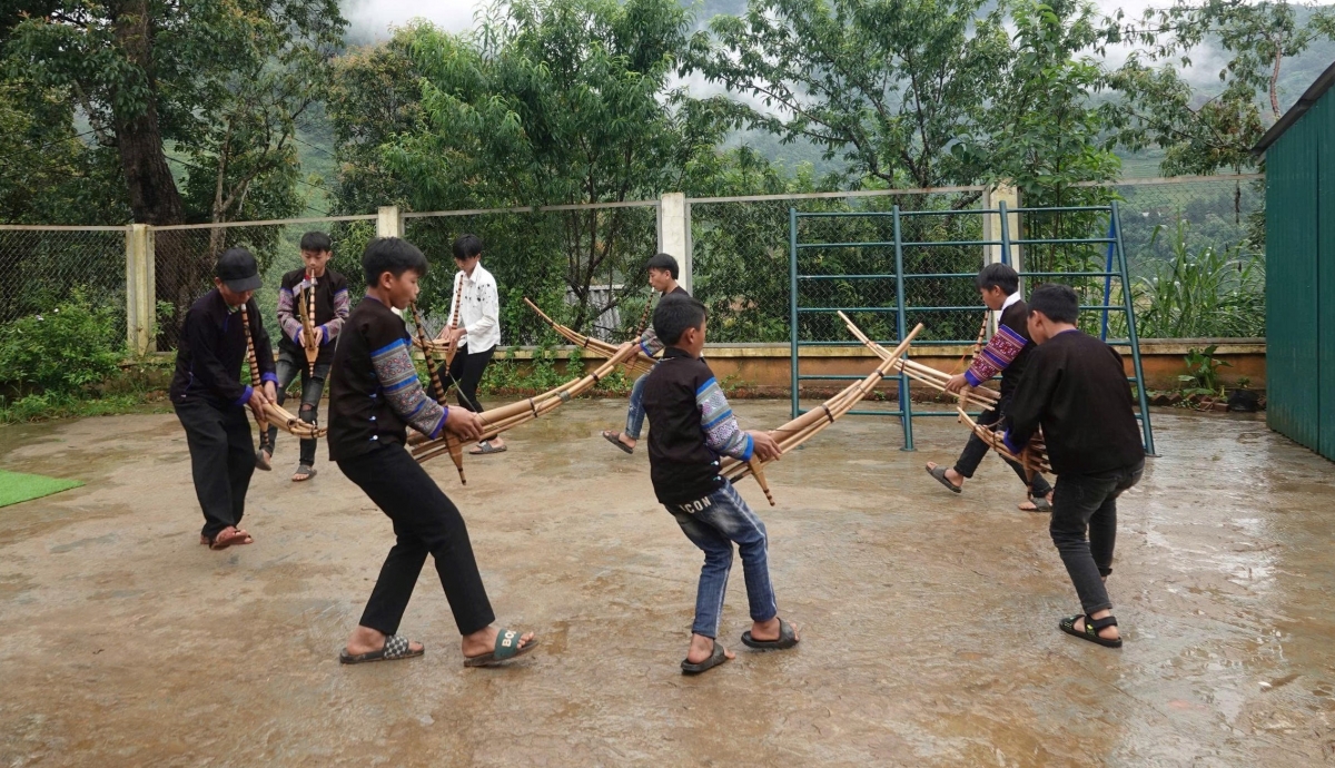 Thanh, thiếu niên hăng say học khèn.