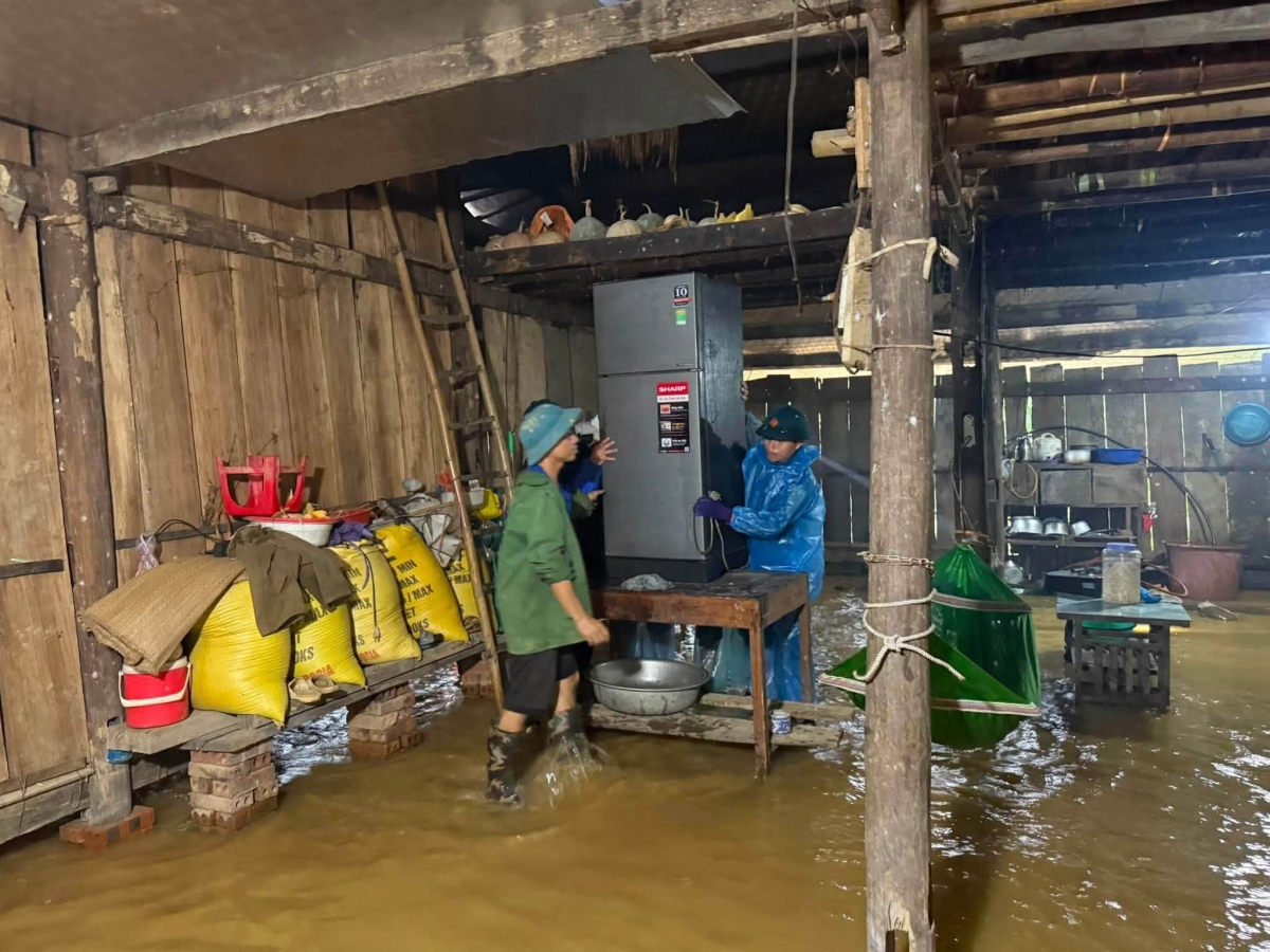 Chính quyền địa phương và các lực lượng chức năng đã kịp thời hỗ trợ người dân di dời tài sản, vật nuôi và các nhu yếu phẩm cần thiết.
