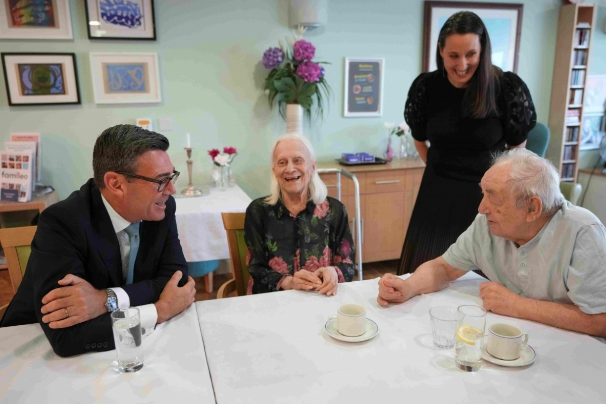 Thủ tướng Anh Andy Burnham thăm một viện dưỡng lão ở London ngày 29/7 (Ảnh: AP)