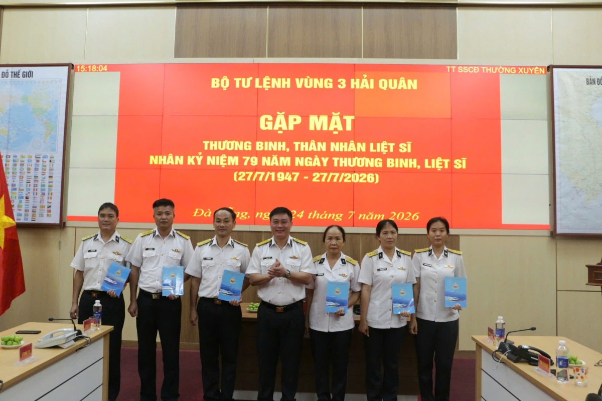 Thủ trưởng Bộ Tư lệnh Vùng 3 Hải quân tặng quà thương binh và gia đình thân nhân liệt sĩ trong toàn Vùng