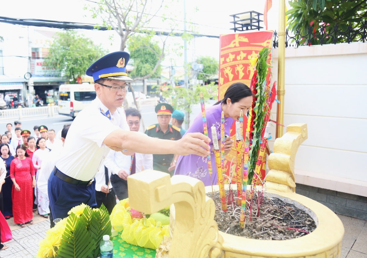 Thủ trưởng Bộ Tư lệnh Vùng Cảnh sát biển 3 tham gia dâng hương tại Bia tưởng niệm Phước Thành