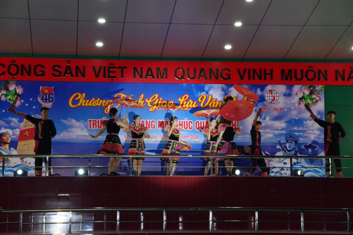 Tiết mục múa truyền thống do đơn vị kết nghĩa thể hiện