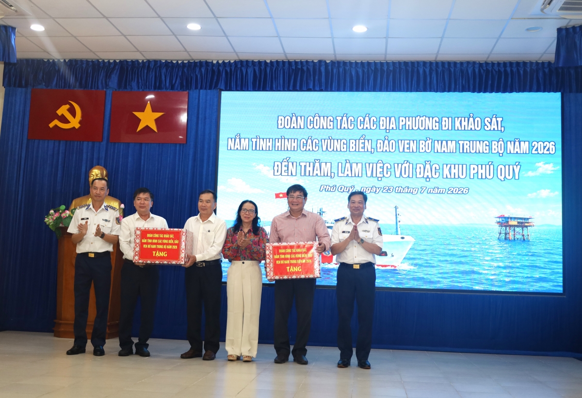 Trao quà cho Đảng uỷ, UBND đặc khu Phú Quý