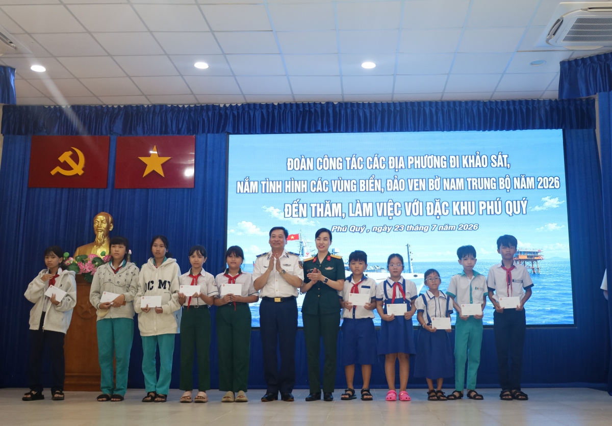 Trao quà cho học sinh nghèo vượt khó