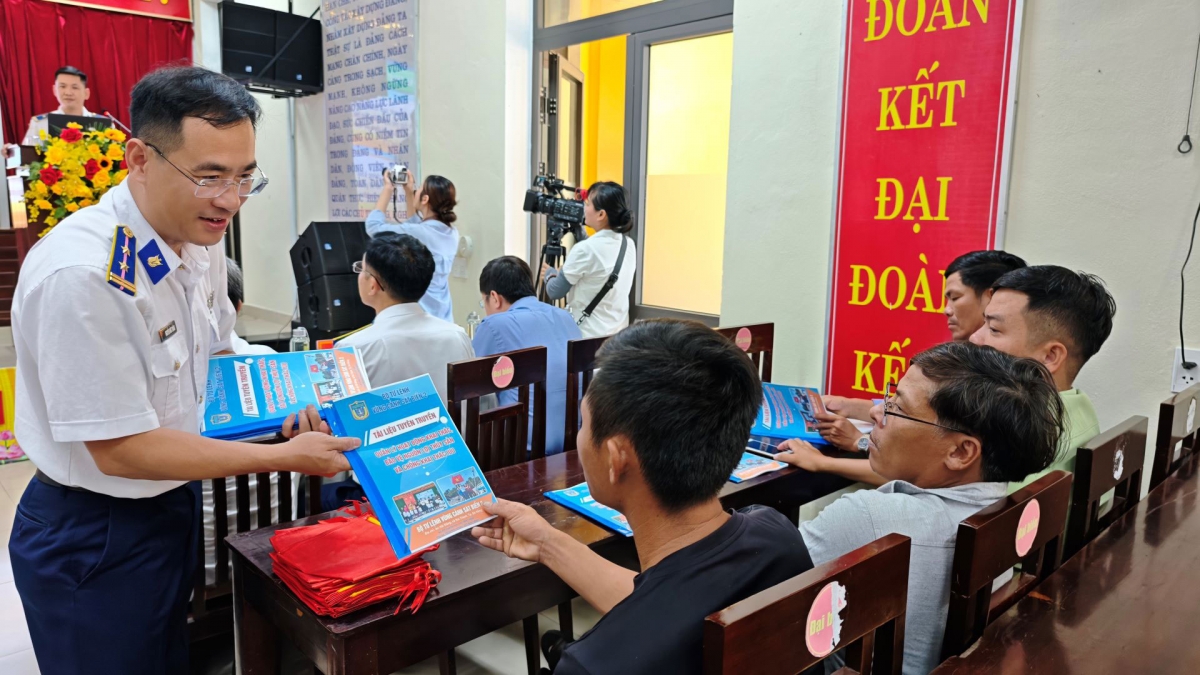 Cảnh sát biển truyên truyền cho ngư dân Thừa Thiên Huế