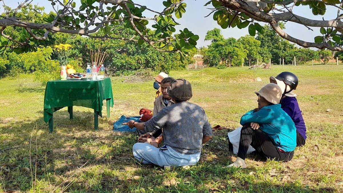 Việc khai quật có sự chứng kiến của nhiều nhân chứng lịch sử và thân nhân các liệt sĩ. Ảnh: LLCN