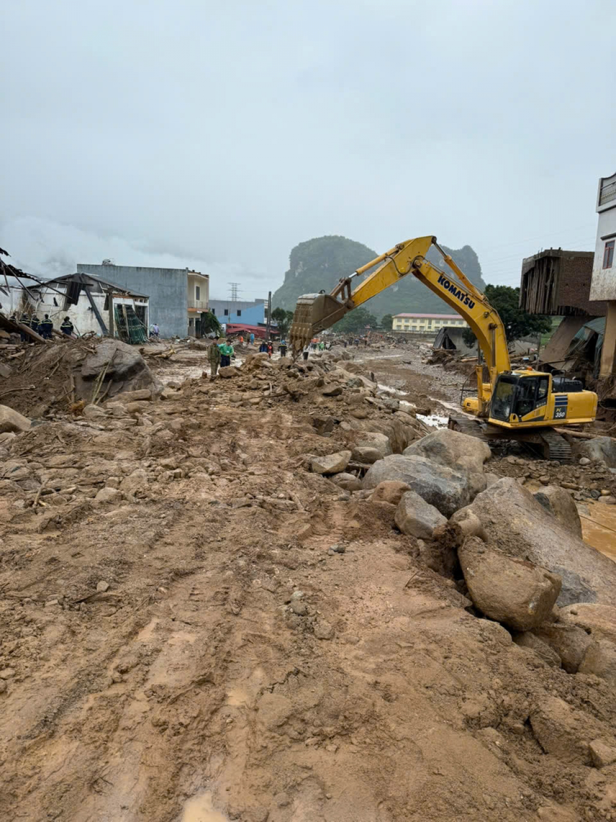 Việc thi công gặp nhiều khó khăn do nhiều đá tảng.