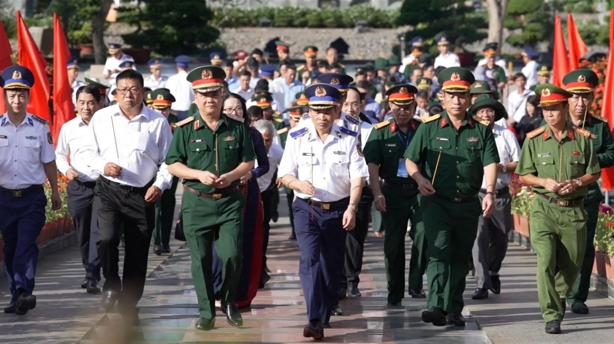 Đoàn công tác dâng hương tưởng niệm 