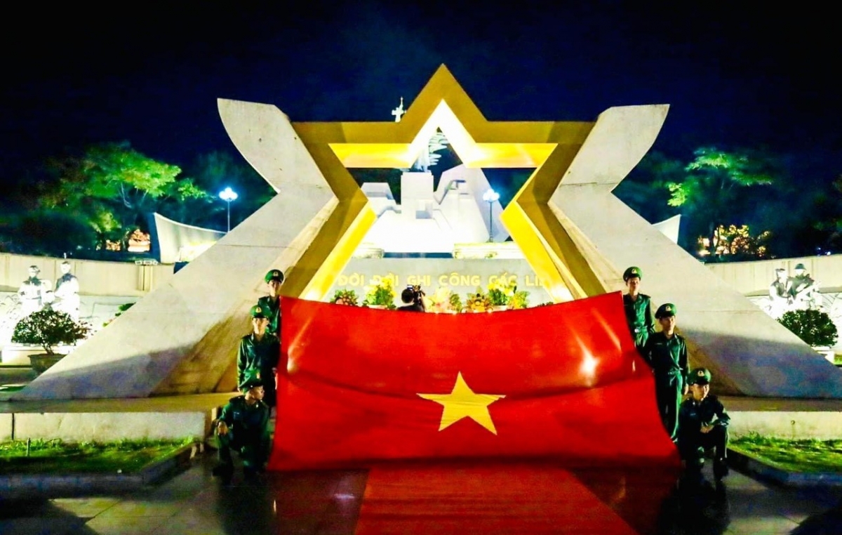 Lễ thắp nến tri ân các anh hùng liệt sĩ tại Nghĩa trang Liệt sĩ Đường 9