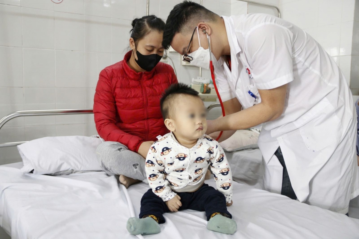Thời tiết thay đổi khiến gia tăng bệnh nhi mắc bệnh hô hấp.