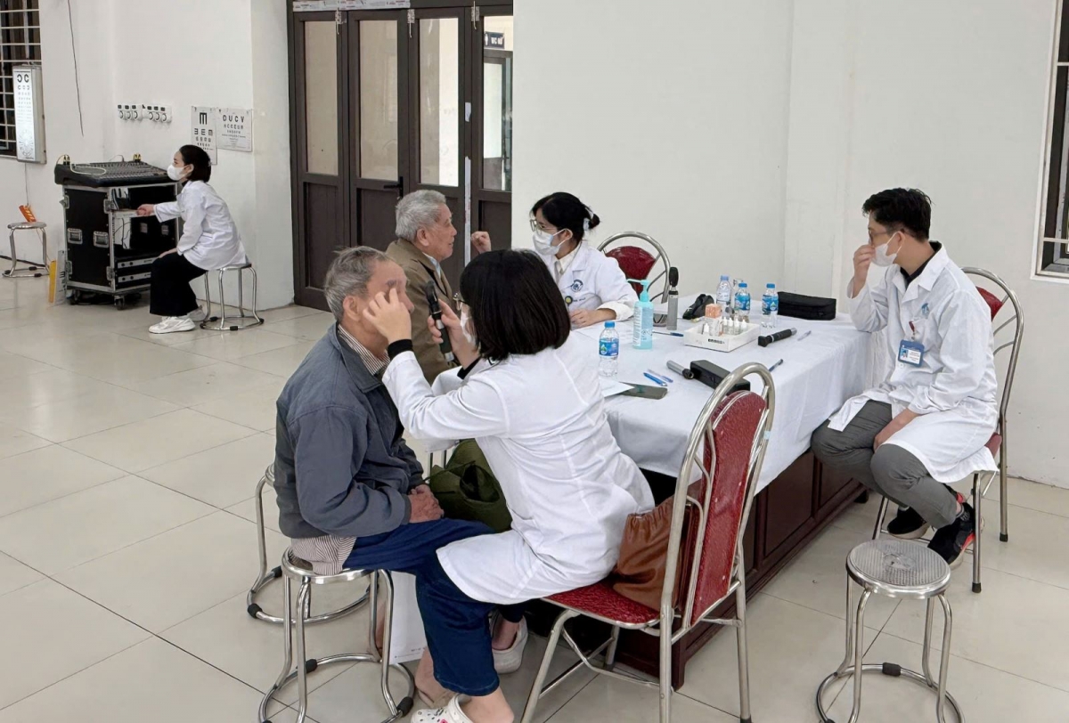 Người dân khi có triệu chứng đau mắt đỏ cần đến các cơ sở y tế để được chẩn đoán và điều trị kịp thời, tránh tự ý mua thuốc hay đắp lá tại nhà.
