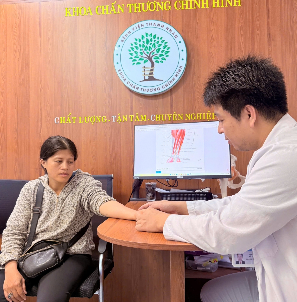 Người dân đến khám chữa bệnh tại Bệnh viện Thanh Nhàn