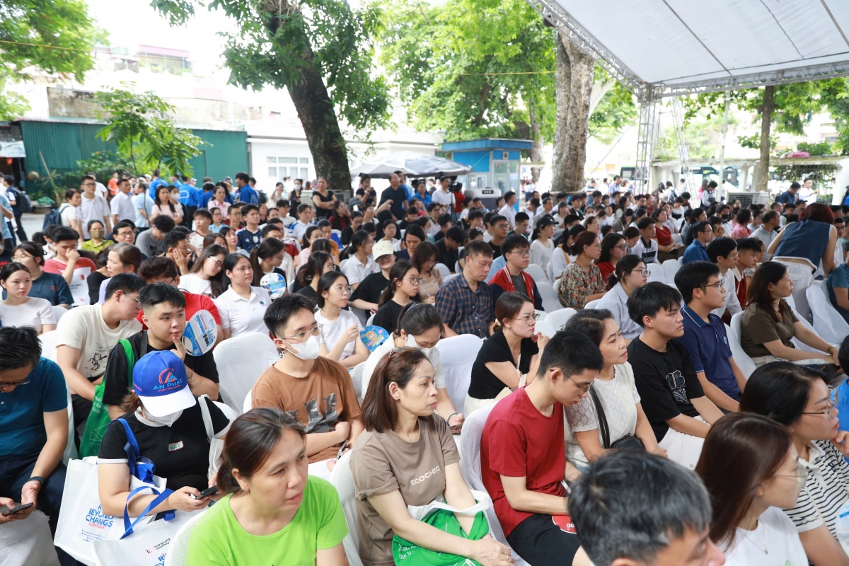 Đông đảo thí sinh và phụ huynh cùng tới ngày hội để đặt câu hỏi với các chuyên gia và nghe tư vấn