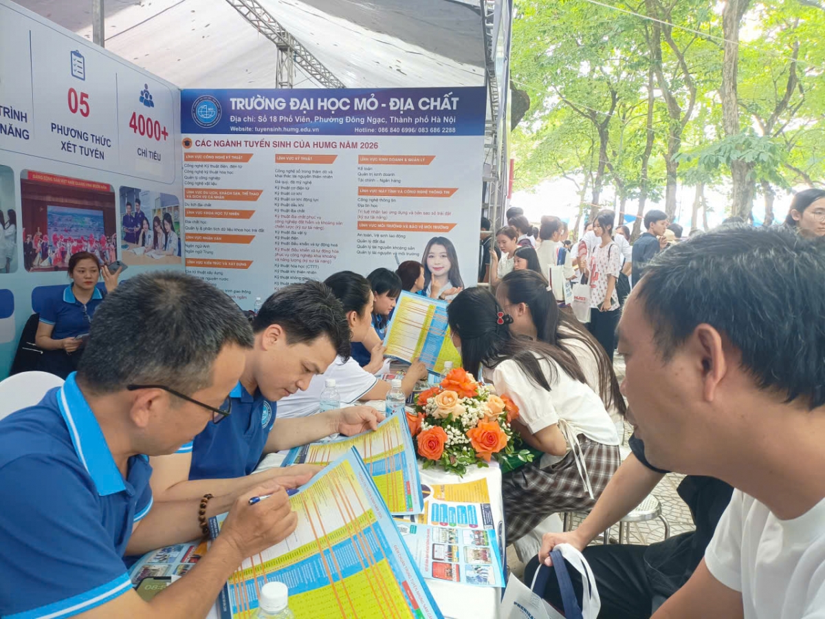 Các cán bộ tuyển sinh của Trường Đại học Mỏ- Địa chất luôn cung cấp thông tin tuyển sinh đầy đủ tới thí sinh và phụ huynh