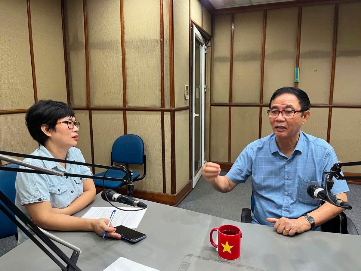 Phóng viên Hằng Nga và khách mời PGS-TS Đỗ Cảnh Thìn, Phó Viện trưởng
Viện an ninh phi truyền thống, Đại học Quốc gia Hà Nội.