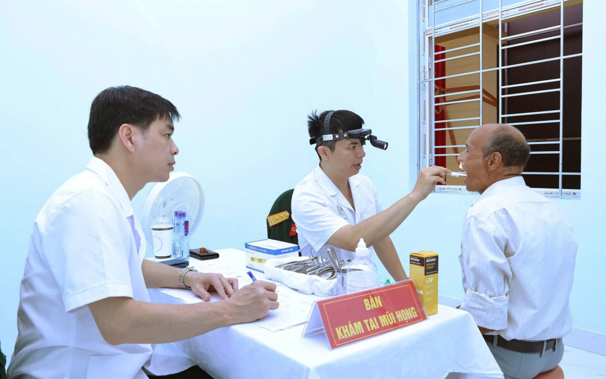 Các bác sỹ BV Trung ương Quân đội 108 khám cho người dân xã Thanh Thủy