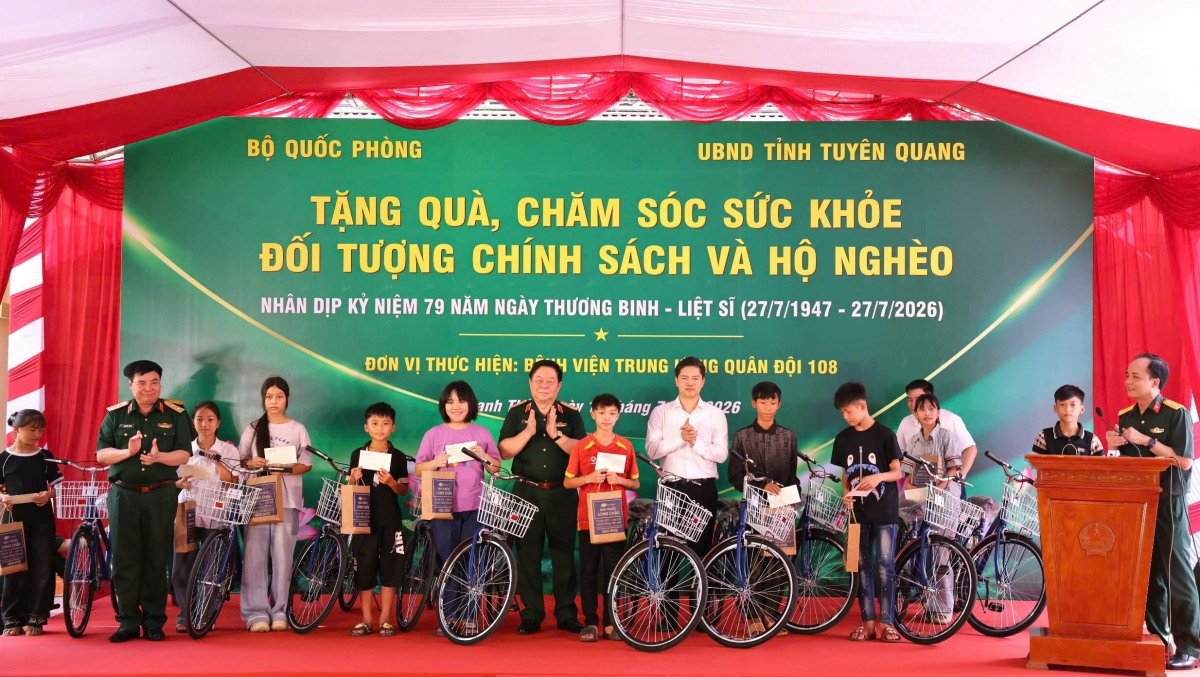 Quân ủy Trung ương, Bộ Quốc phòng trao quà cho các đối tượng chính sách, hộ nghèo, học sinh có hoàn cảnh khó khăn