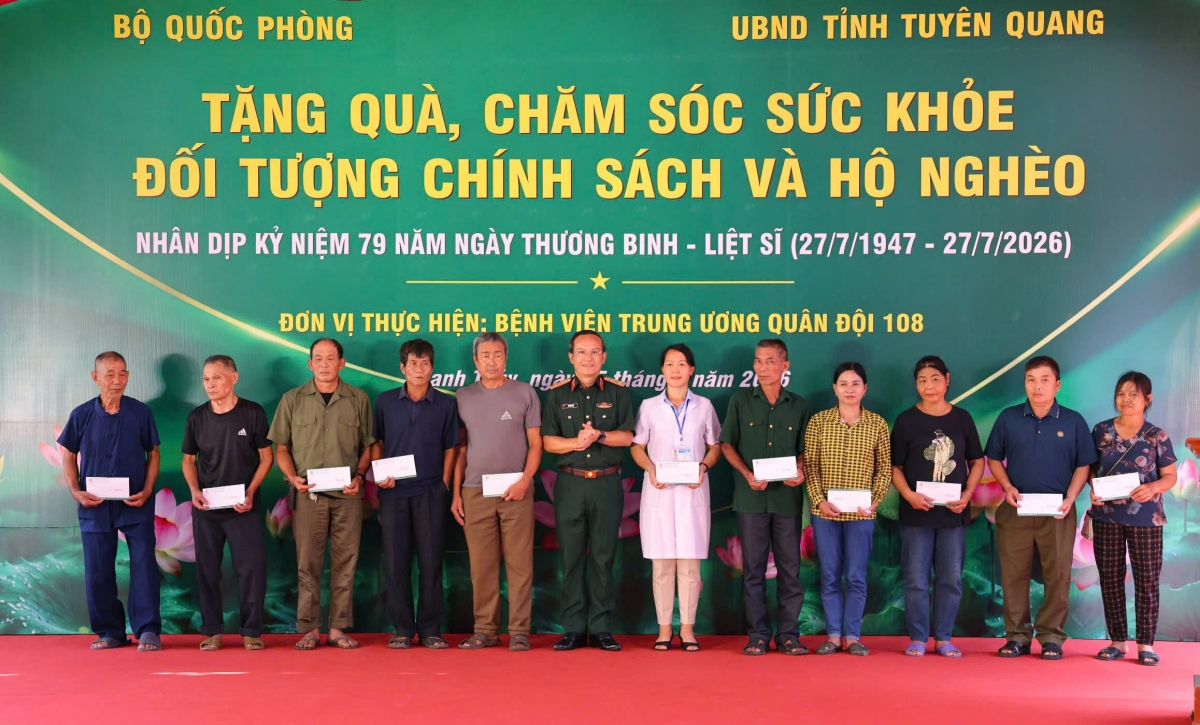Bệnh viện Trung ương Quân đội 108 trao quà cho các đối tượng chính sách