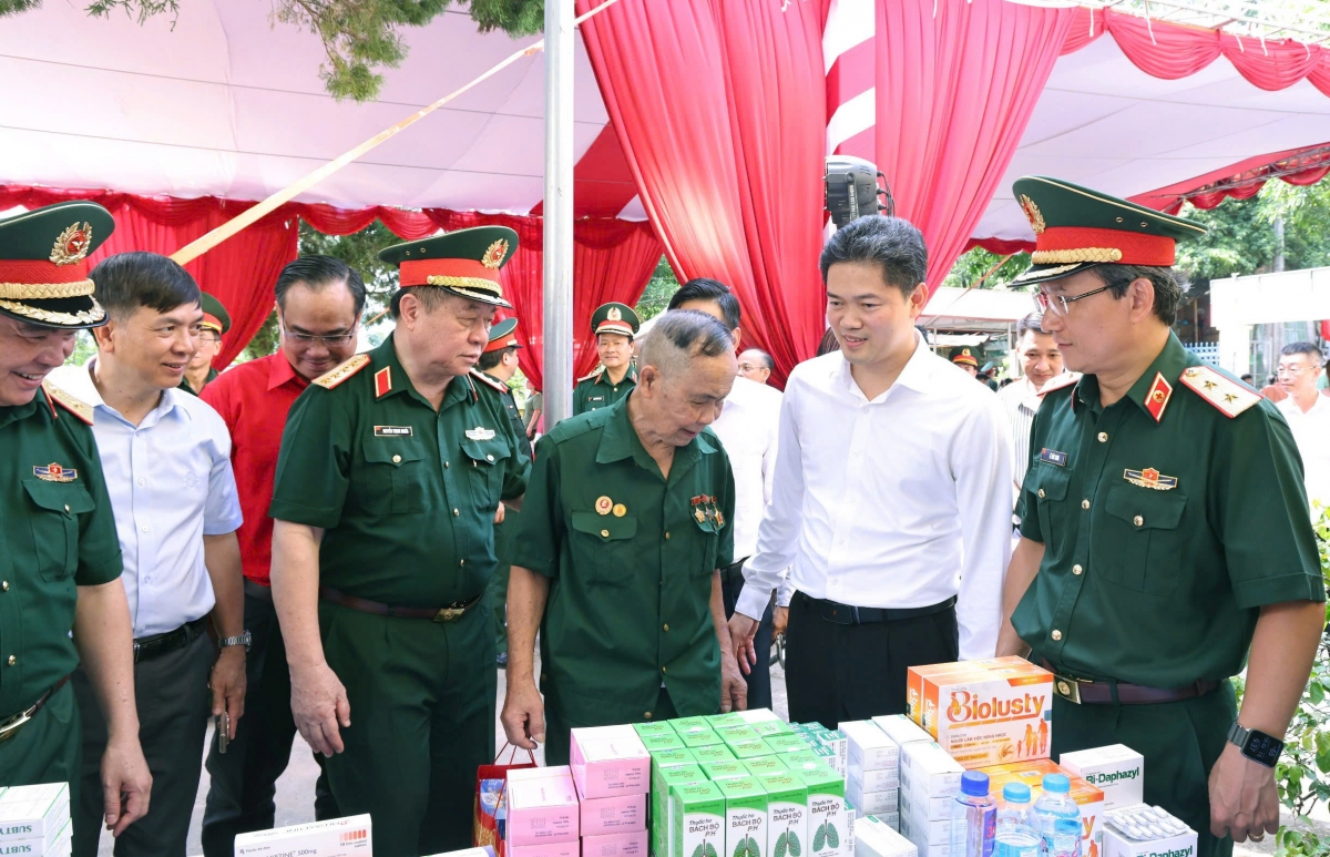Đại tướng Nguyễn Trọng Nghĩa thăm hỏi các đối tượng chính sách
