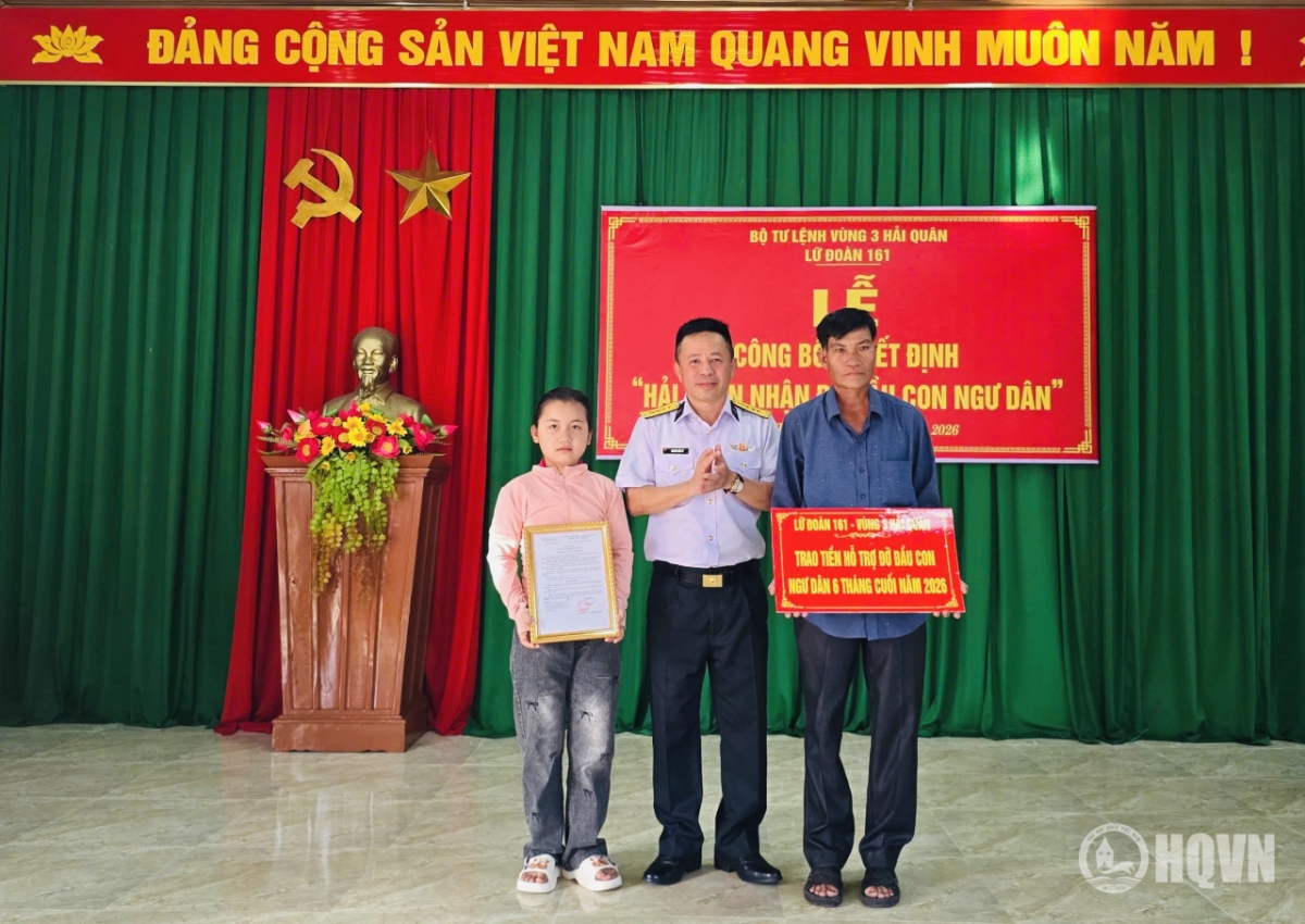 Đại tá Nguyễn Văn Tư, Lữ đoàn trưởng Lữ đoàn 161, Vùng 3 Hải quân trao quà cho con em ngư dân Quảng Trị