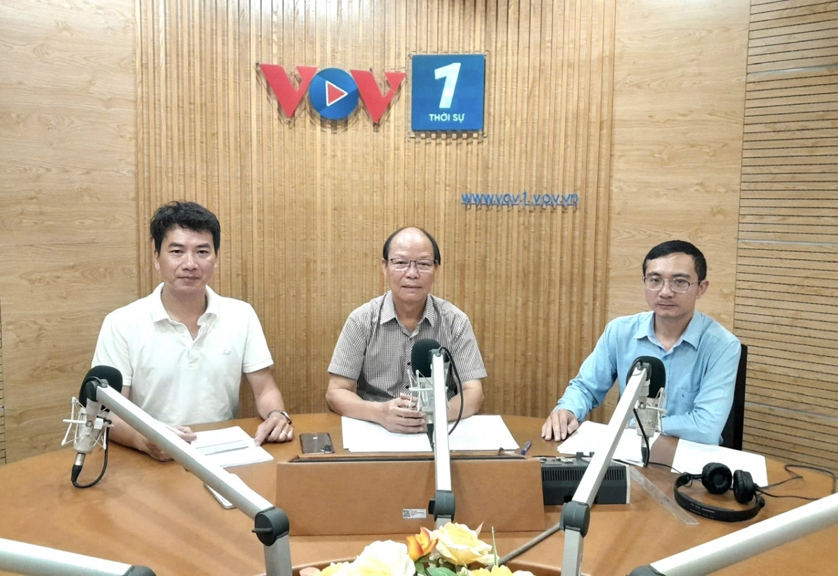 Từ trái qua phải: Ông Nguyễn Thế Cường, T.S Trương Văn Quảng và BTV Thành Trung