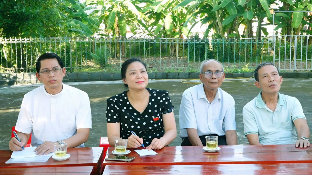 Bà Phạm Thị Như Phong, Bí thư Đảng ủy, Chủ tịch Hội đồng nhân dân xã Vũ Thư tham dự buổi uống trà nghe linh mục và giáo dân nói