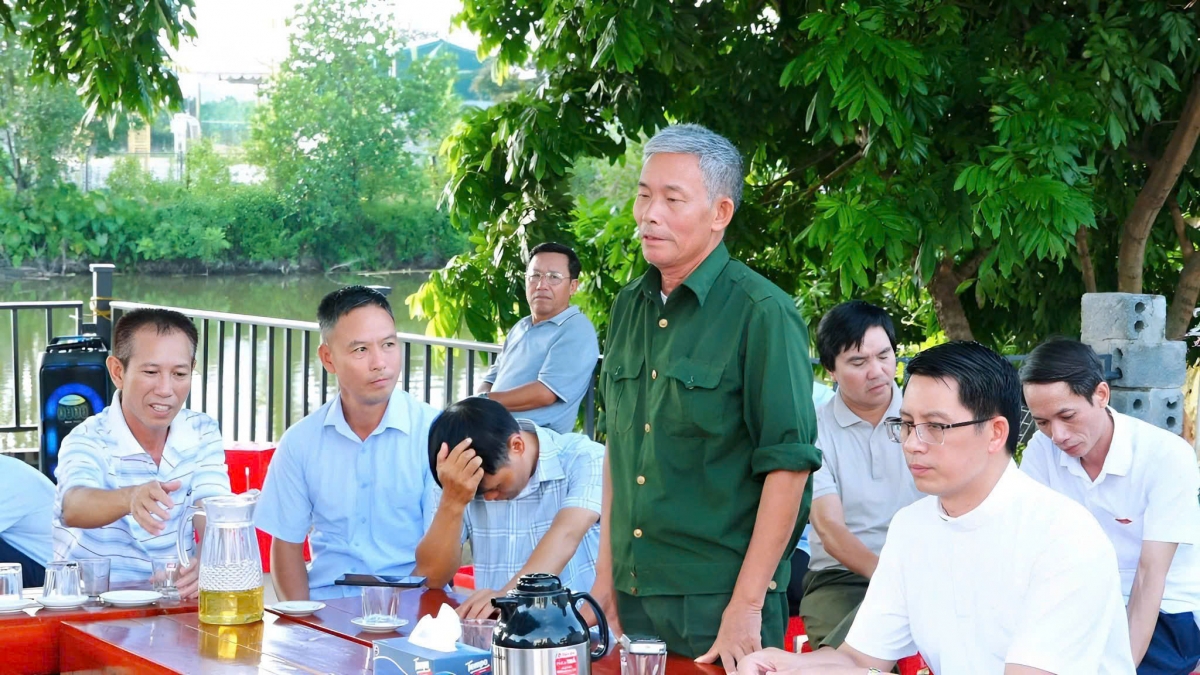 Bên bàn trà, những người dân bình dị nhất cũng dễ dàng mở lời, kiến nghị với Đại biểu HĐND xã