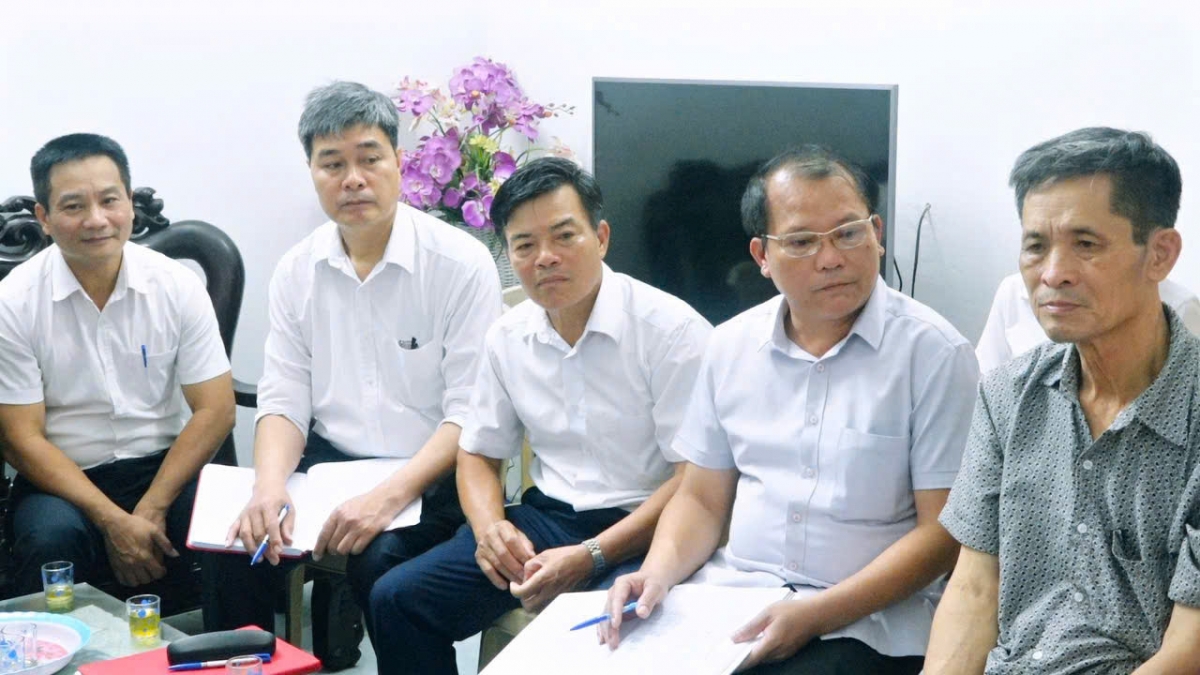 Ông Phan Hùng Sơn (ngồi giữa), Trưởng thôn Minh Quang, Đại biểu HĐND xã Vũ Thư, tỉnh Hưng Yên