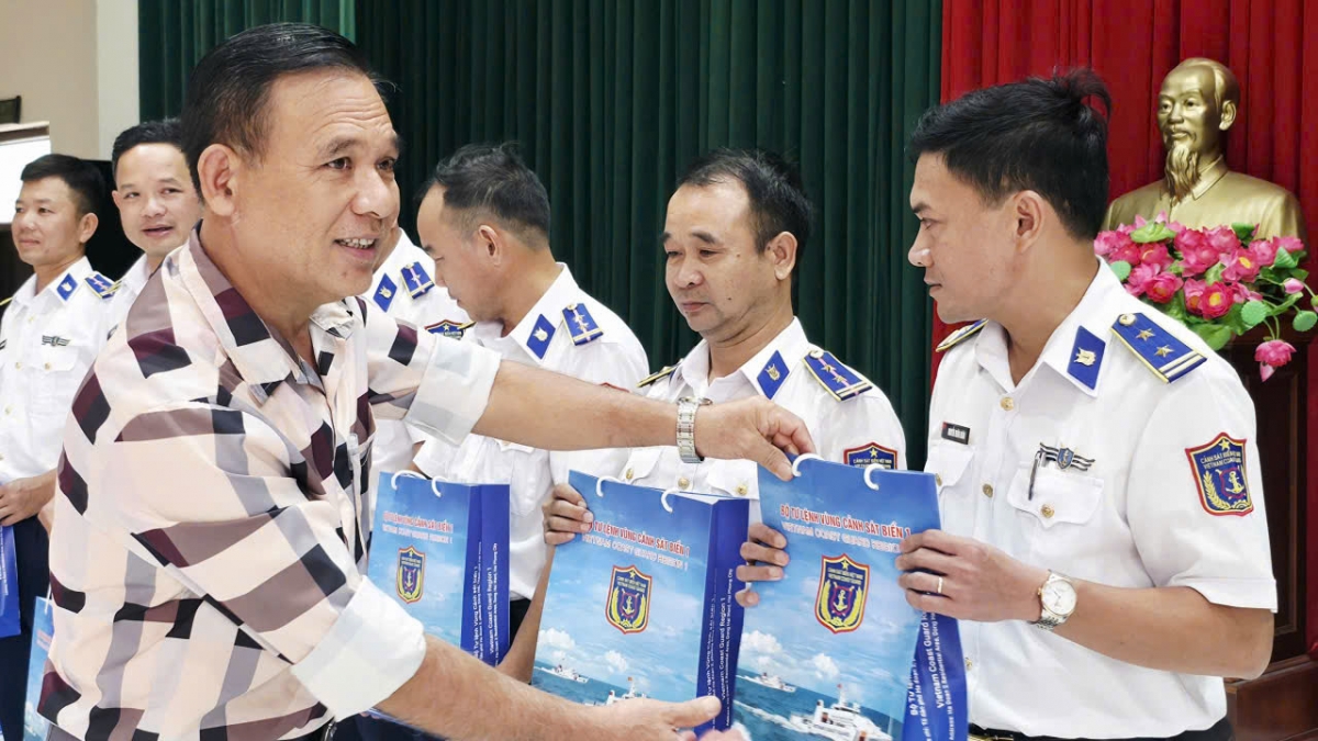 Ông Dương Văn Nguyên - Đại diện Công ty TNHH Ứng dụng Khoa học Công nghệ Quốc tế trao quà cho cán bộ, chiến sĩ.