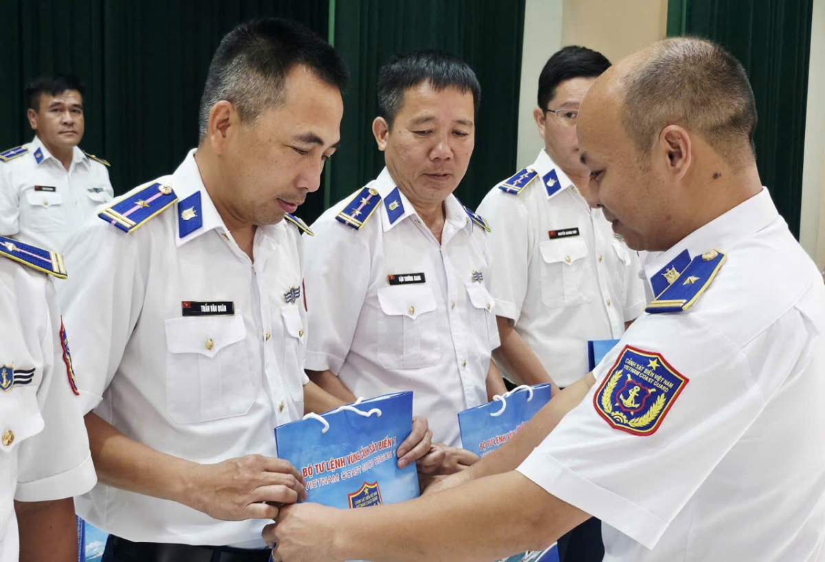 Đại diện Đảng ủy, Chỉ huy Hải đội 102 trao quà cho cán bộ, chiến sĩ.