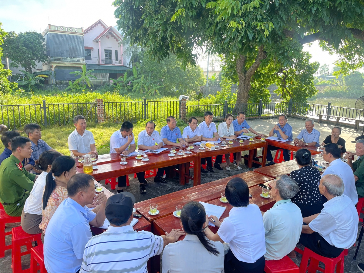 Đại biểu HĐND xã Vũ Thư uống trà nghe dân nói tại thôn Hồng Phong