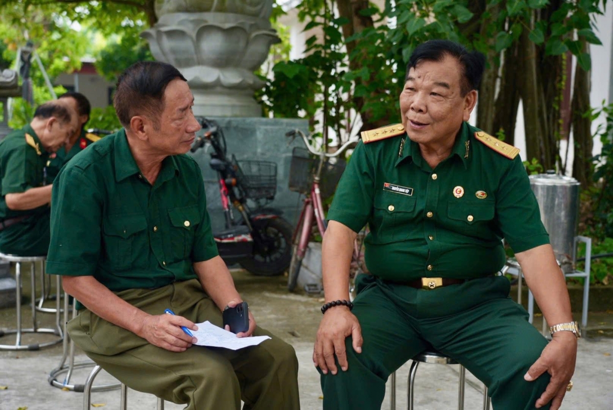Cựu chiến binh Nguyễn Quang Tiệp (bên phải) tại Lễ đón hài cốt liệt sĩ Nguyễn Văn Đắc trở về quê hương- Ảnh Công Liêm
