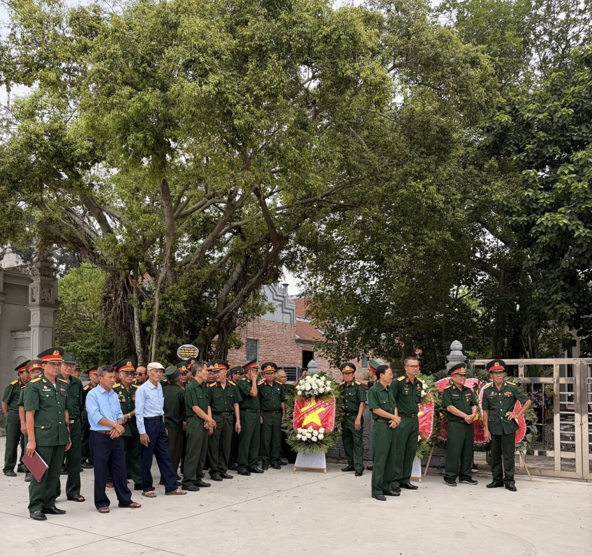 Đồng đội đến viếng liệt sĩ Nguyễn Văn Đắc- người đồng đội của CCB Nguyễn Quang Tiệp- Ảnh Công Liêm