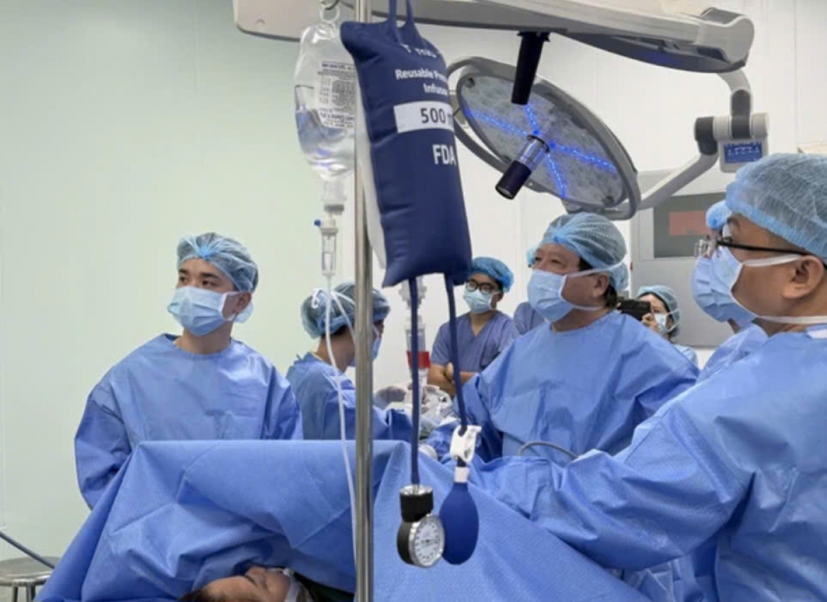 GS.TS Trần Bình Giang và ê kíp phẫu thuật tạo hình dạ dày ống đứng cho 02 bệnh nhân béo phì bệnh lý tại Bệnh viện Hữu nghị Việt Đức cơ sở Ninh Bình