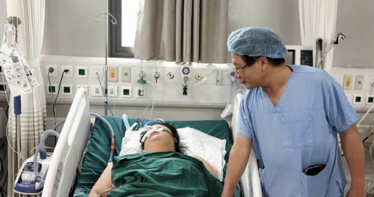 GS.TS Trần Bình Giang thăm khám người bệnh sau ca phẫu thuật