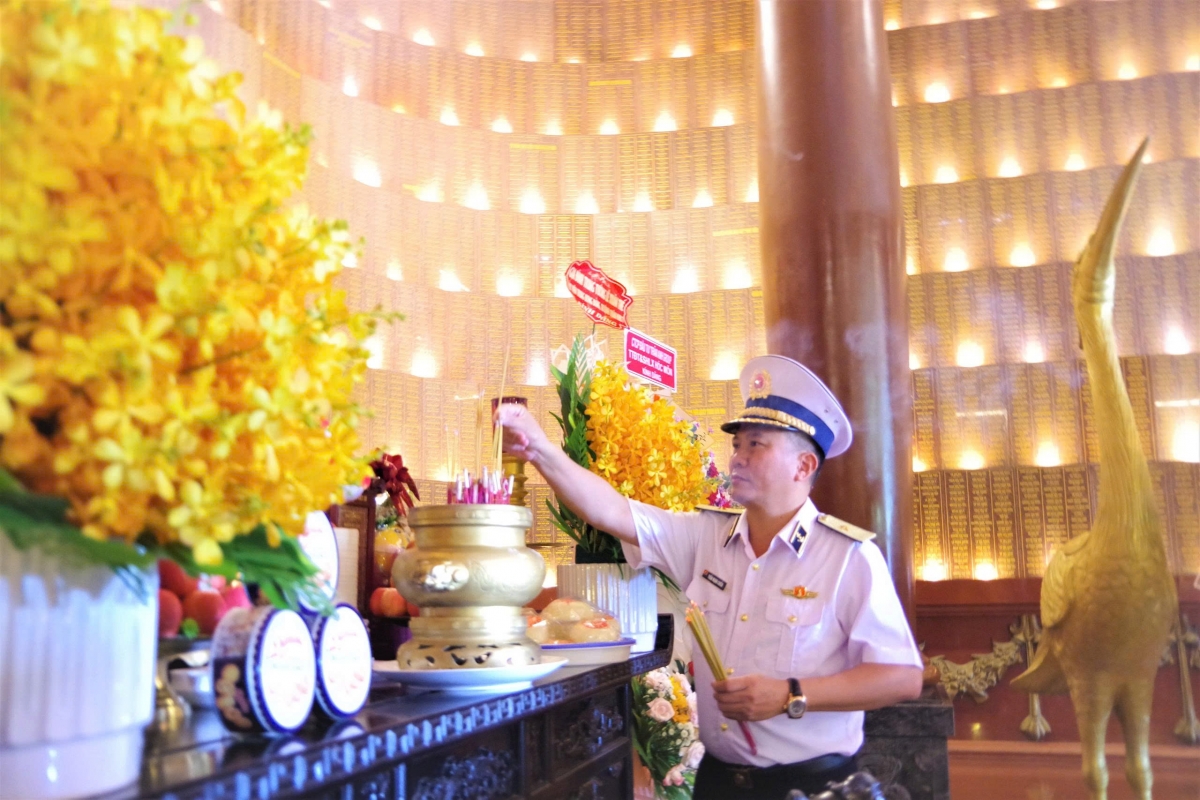 Chuẩn đô đốc Trần Mạnh Chiến, Chính uỷ Vùng 2 Hải quân dâng hương tại Đền Bến Dược - Củ Chi
 