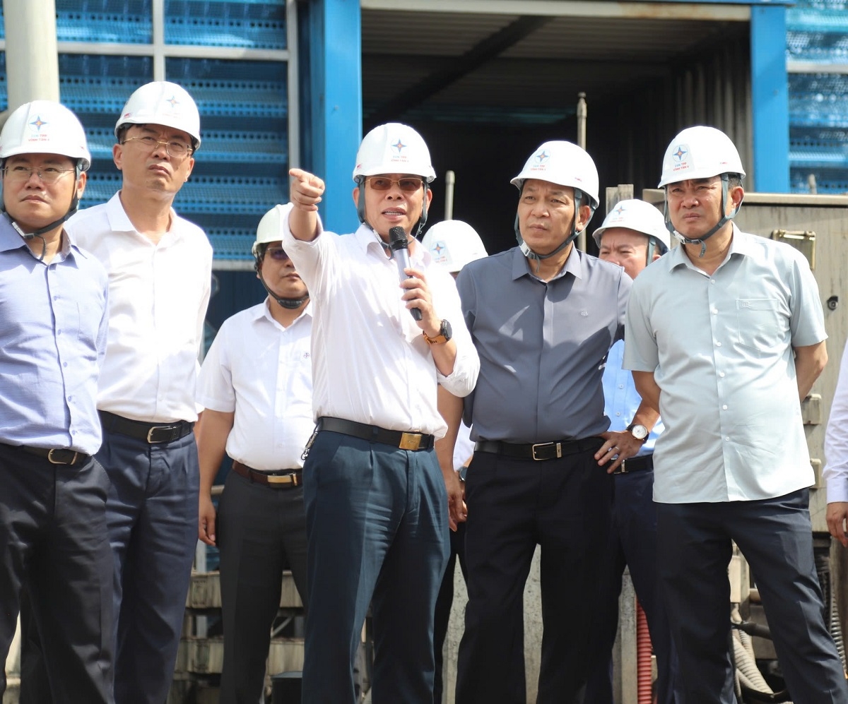 Đoàn công tác khảo sát tại kho than Nhà máy Nhiệt điện Vĩnh Tân 4
