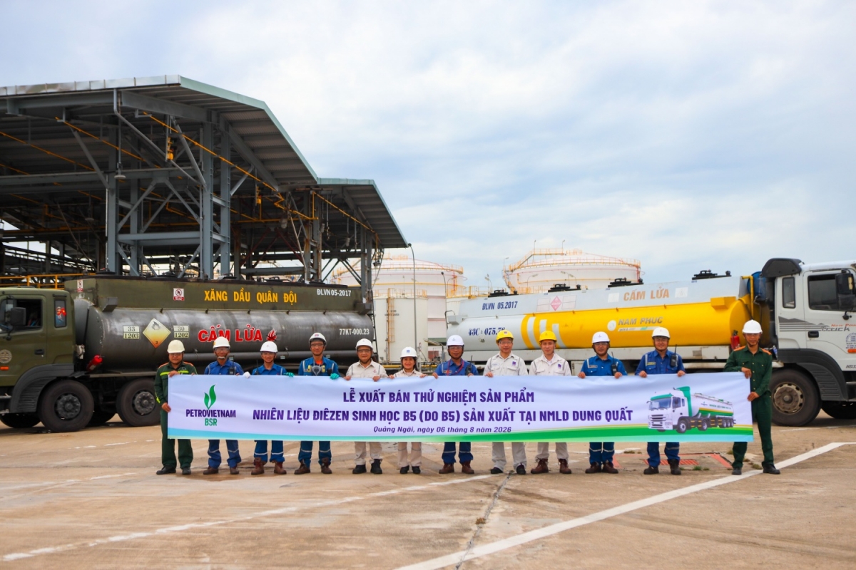 Đại diện BSR và đối tác tổ chức xuất bán, tiếp nhận lô sản phẩm DO B5. Ảnh Petrotime