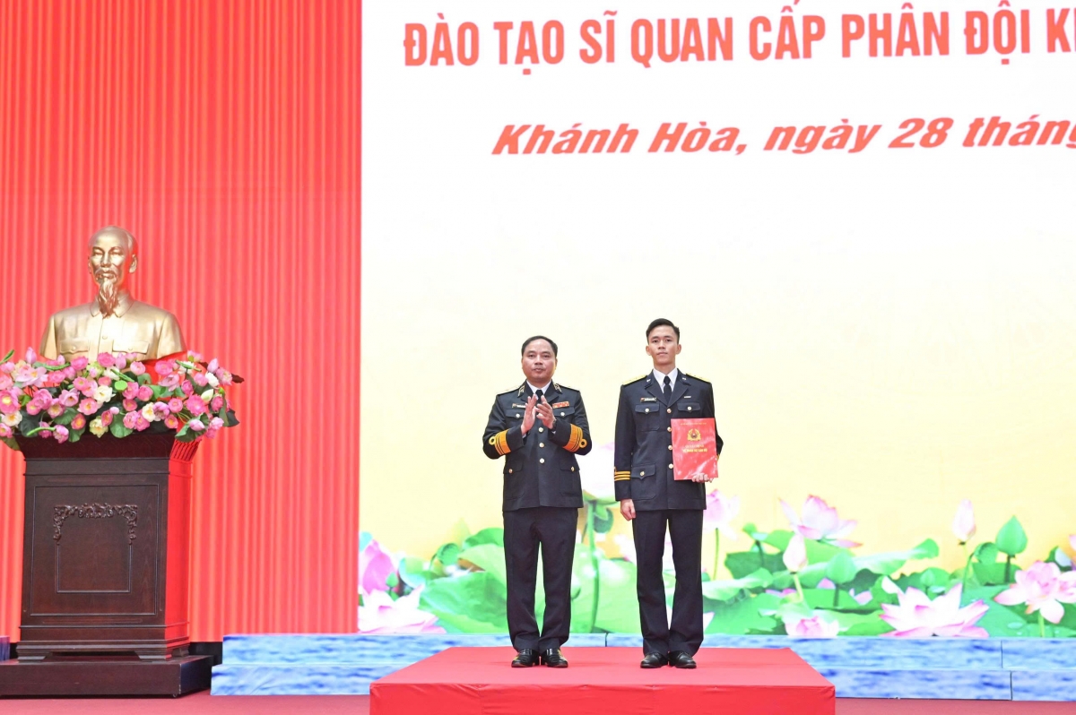 Chuẩn Đô đốc, PGS, TS Ngô Thành Công, Giám đốc Học viện trao bằng tốt nghiệp và danh hiệu học viên giỏi toàn khóa