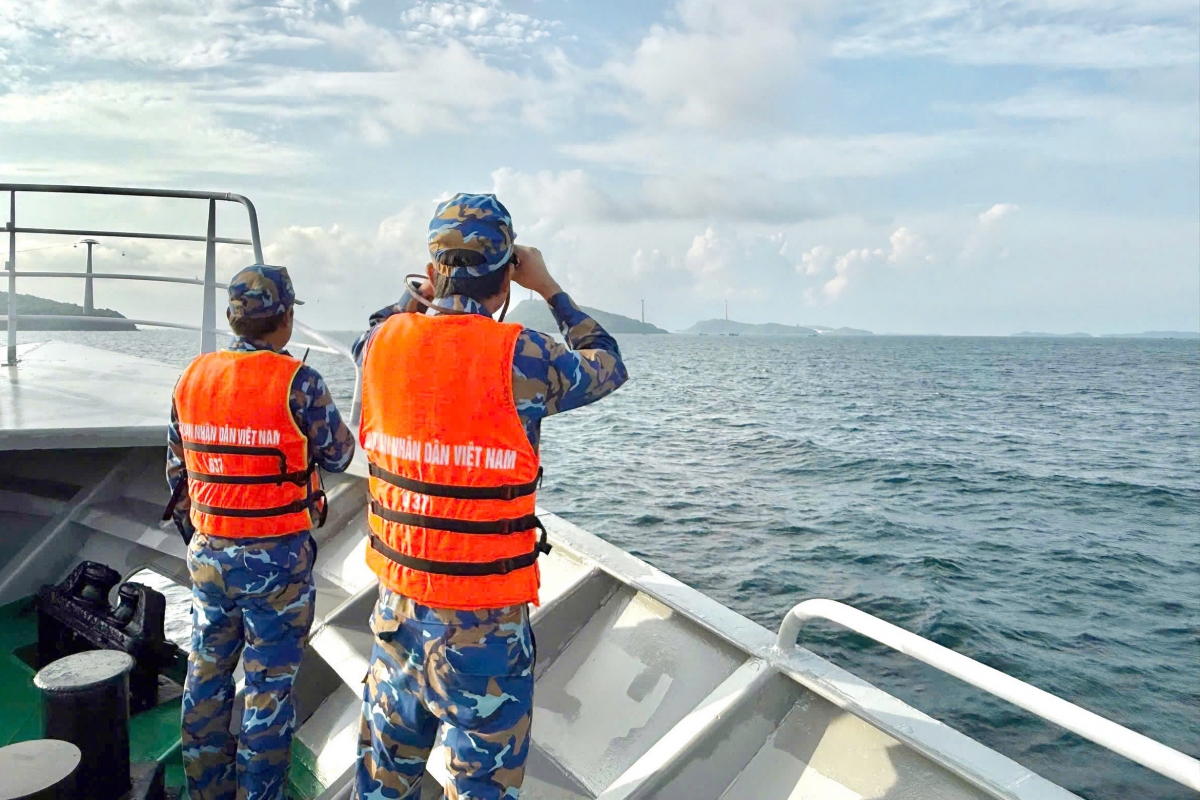 Cán bộ, chiến sĩ Tàu 637, Hải đội 511, Lữ đoàn 127 quan sát, tìm kiếm ngư dân mất tích trên vùng biển Phú Quốc