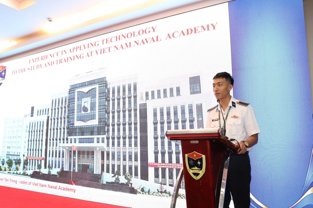  Học viên Học viện Hải quân tự tin thuyết trình bằng tiếng Anh trong Hội thảo